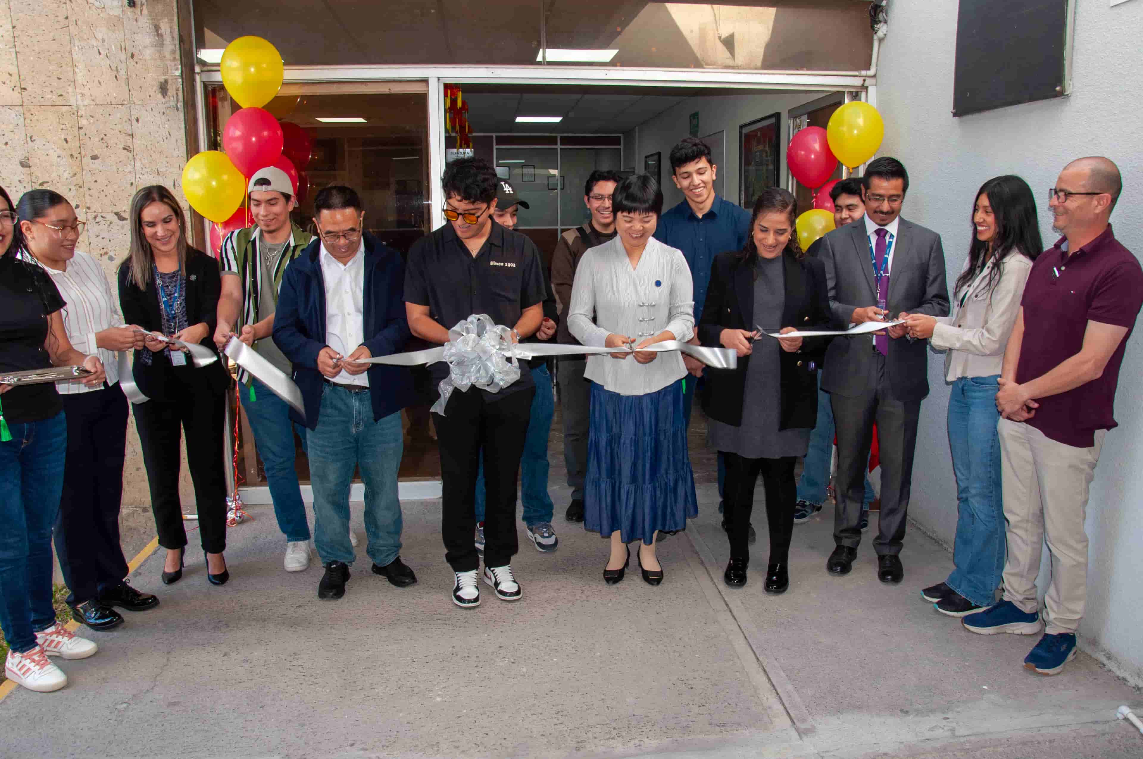 Imagen de artículo SE INAUGURA AULA PARA APRENDIZAJE DEL IDIOMA CHINO