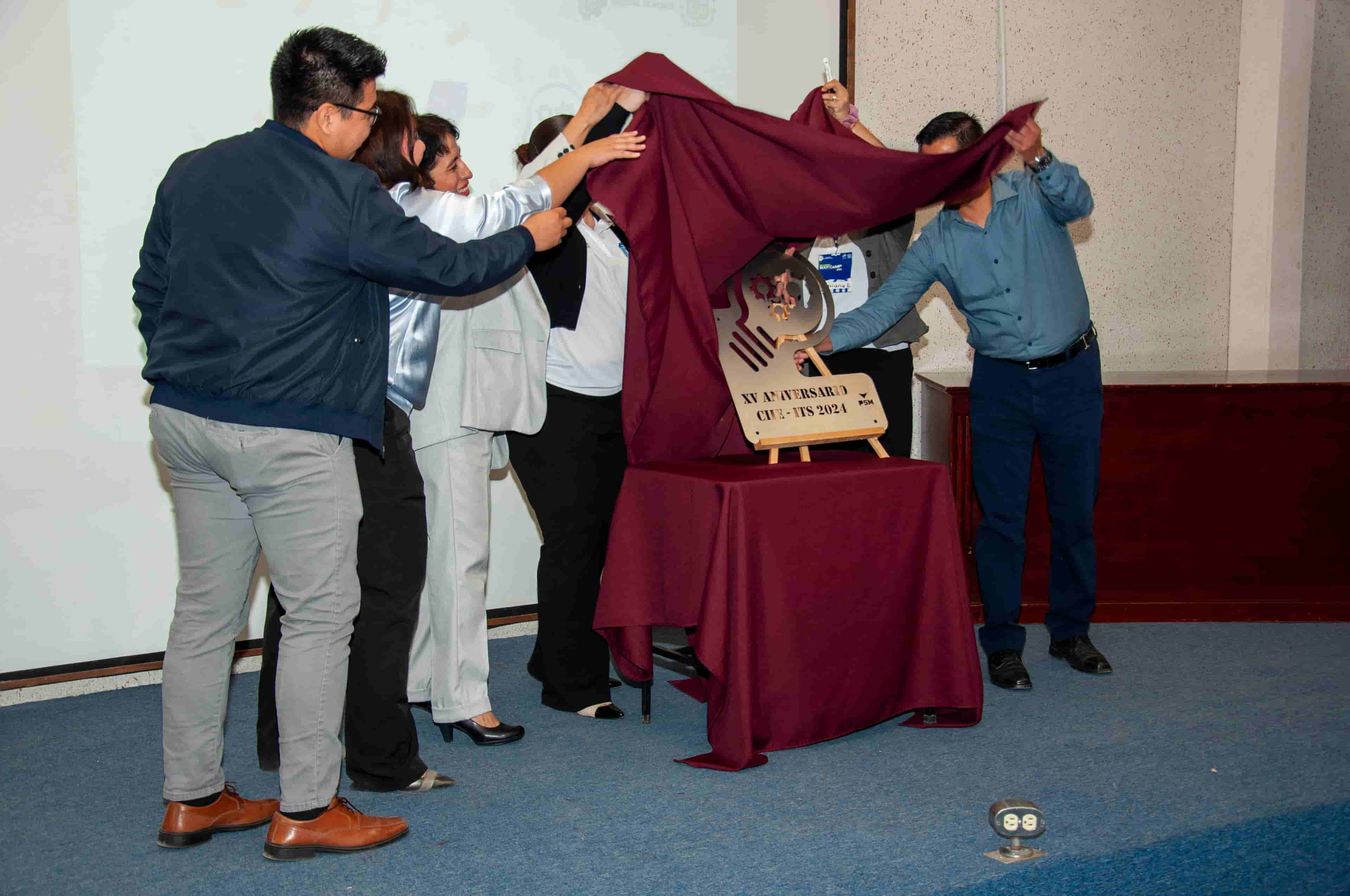 Imagen de artículo CELEBRAN DÉCIMO QUINTO ANIVERSARIO DEL CENTRO DE INCUBACIÓN E INNOVACIÓN EMPRESARIAL CON DEVELACIÓN DE PLACA